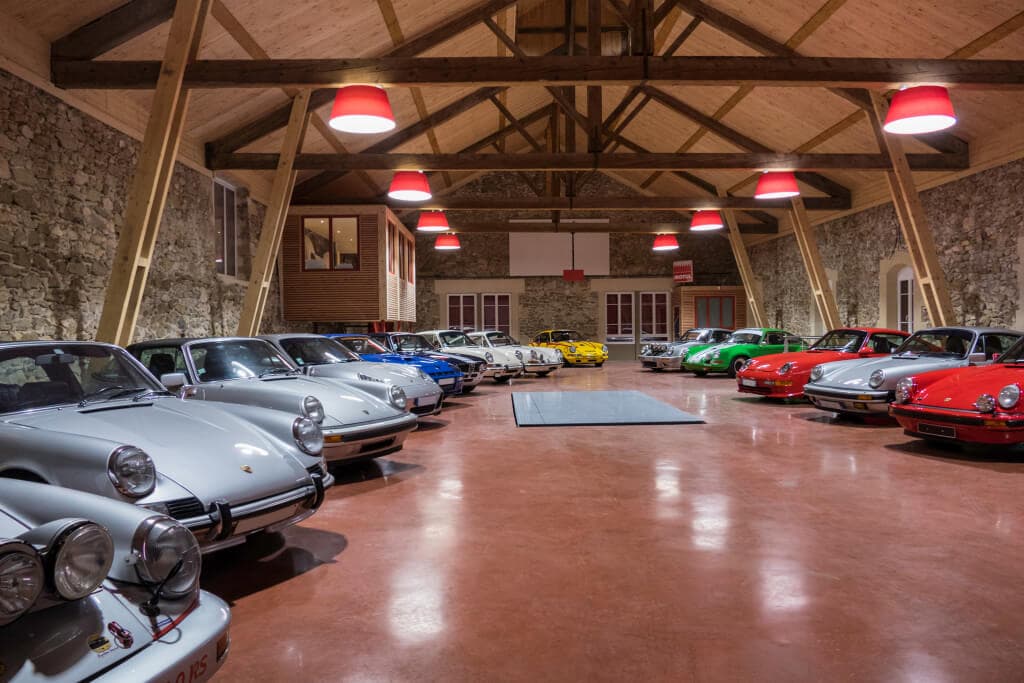 Voiture de luxe sur la route